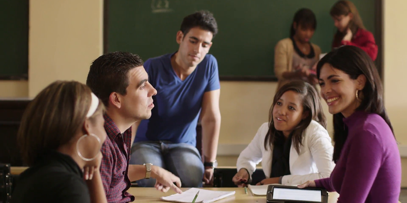 Medium young people at school group of college students talking in university classroom v1 tvgrg  f0000