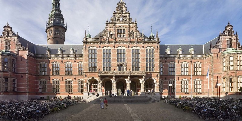 Medium academiegebouw vooraanzicht