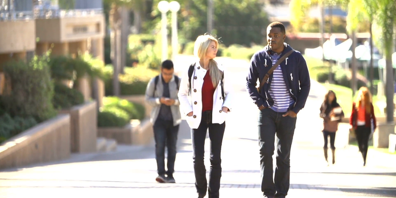 Medium students walking outdoors on university campus v1szpsik  f0000